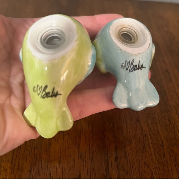 Ceramic Parakeet salt and pepper shakers signed on the bottom. - Picture 8 of 10